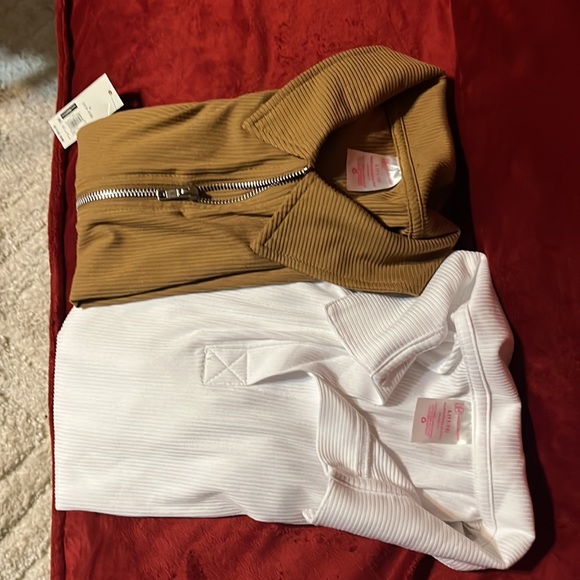 Bundle of 2 tops. - Picture 3 of 3